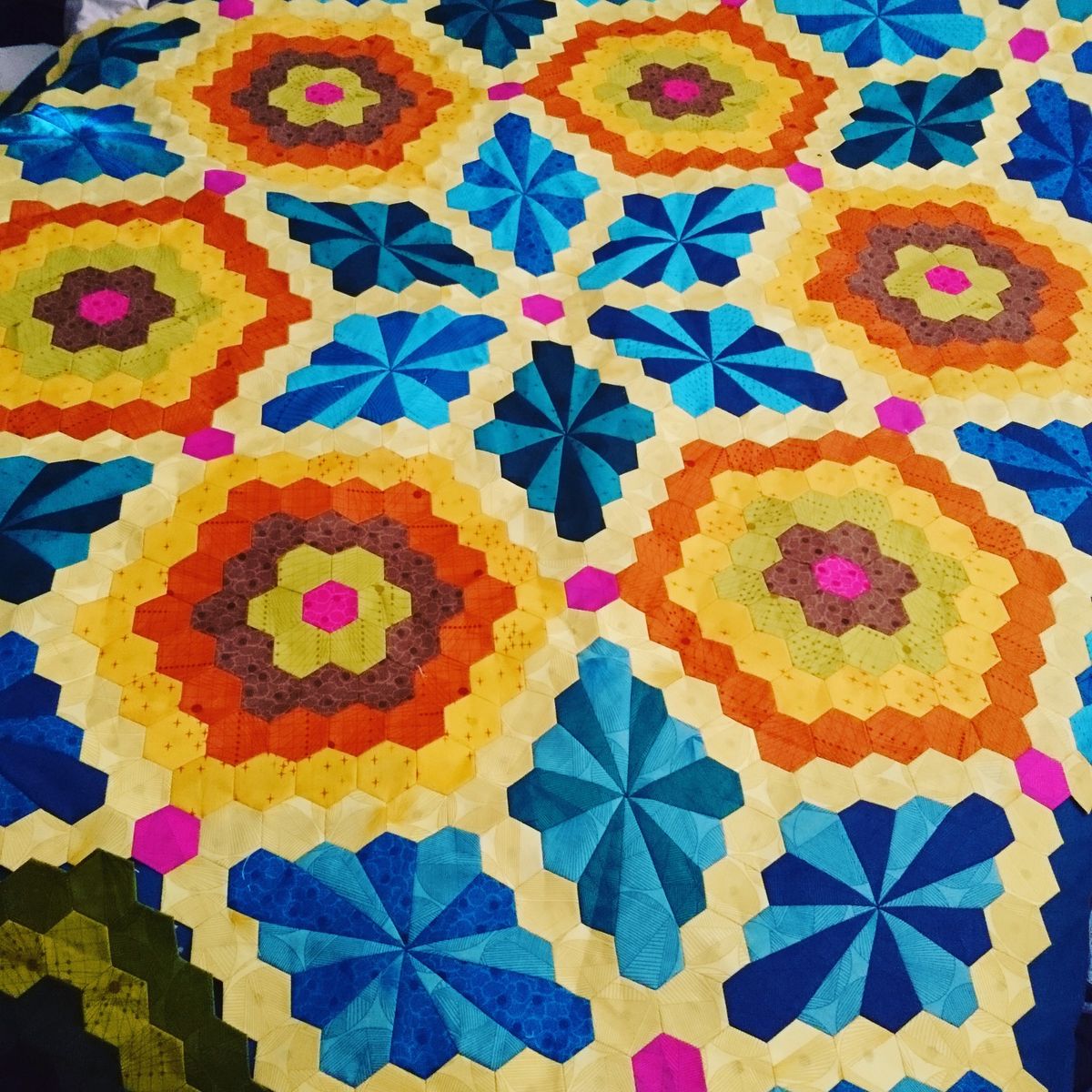 ドデカゴンとヘキサゴンのベッドキルト