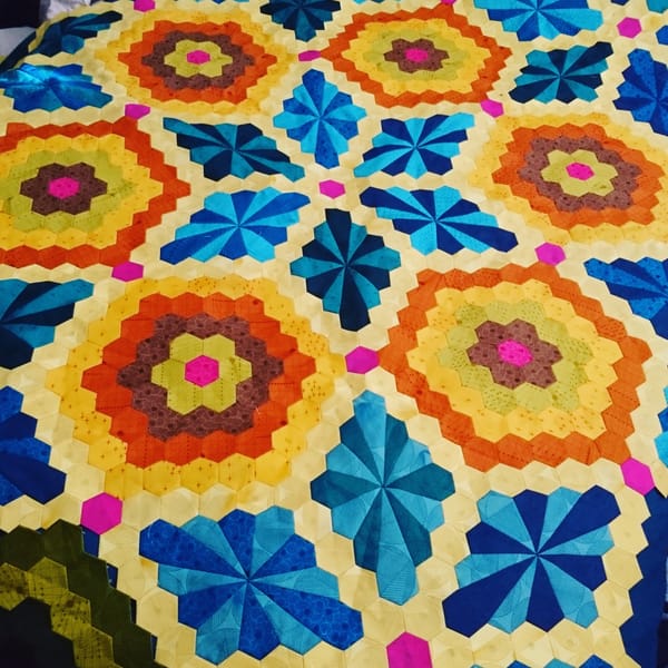 ドデカゴンとヘキサゴンのベッドキルト